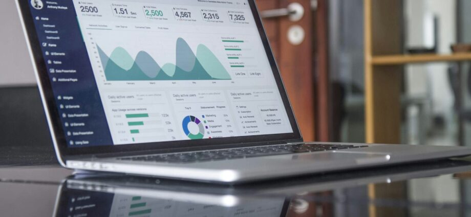 Profissional analisando resultados de SEO e vendas em dashboards digitais