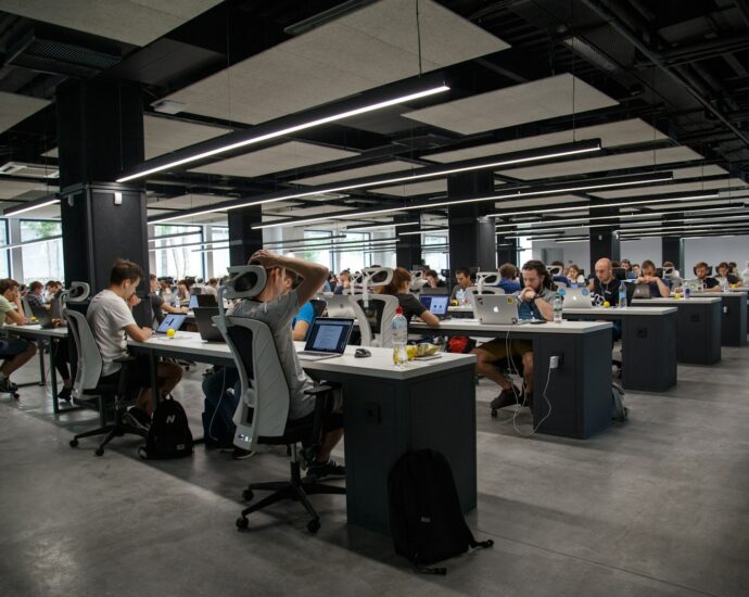 Empresário usando inteligência artificial para automatizar processos e melhorar resultados