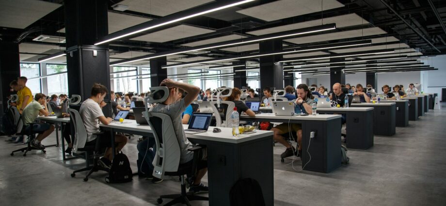 Empresário usando inteligência artificial para automatizar processos e melhorar resultados