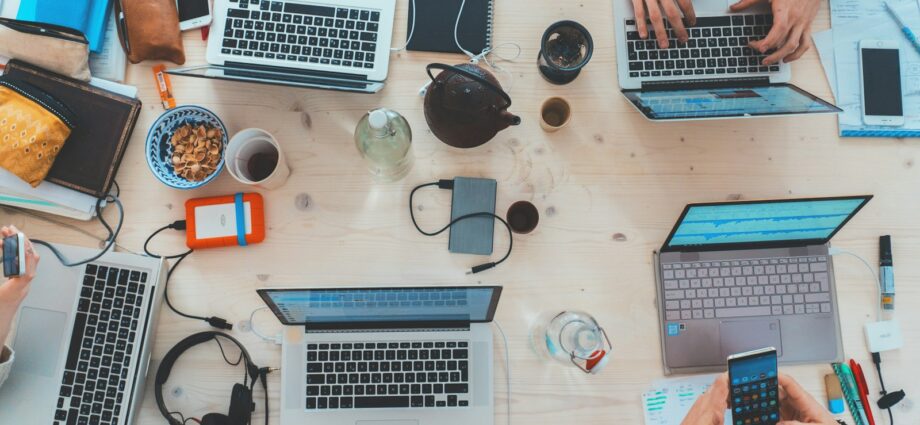 Equipe organizando tarefas e produtividade empresarial com apoio de inteligência artificial