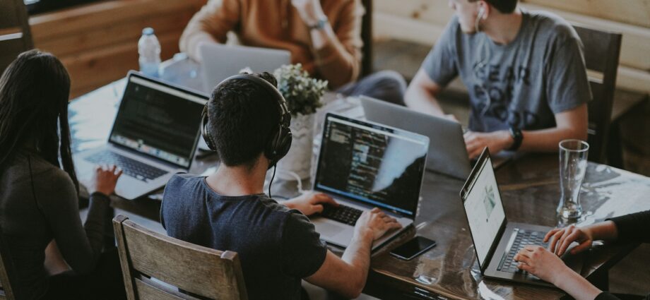 Fachada de comércio local com estratégia digital para atrair clientes