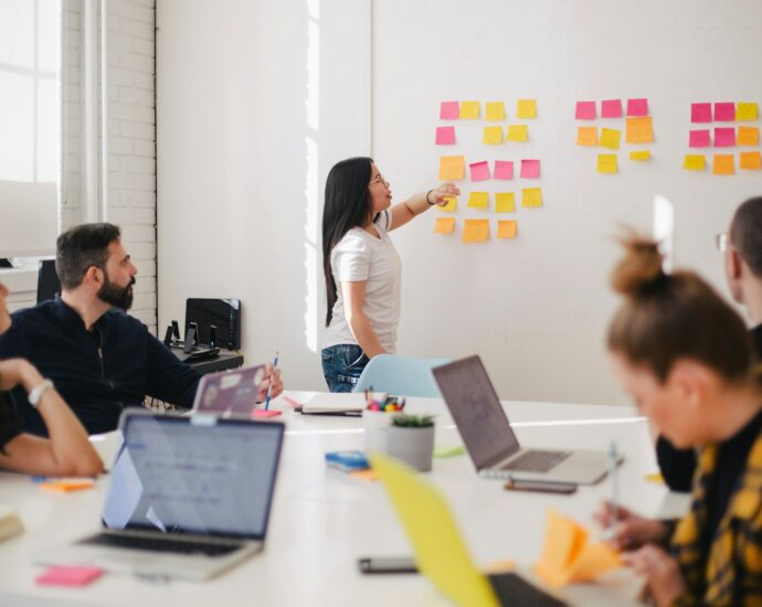 Empreendedor planejando metas comerciais e estratégias de negócio
