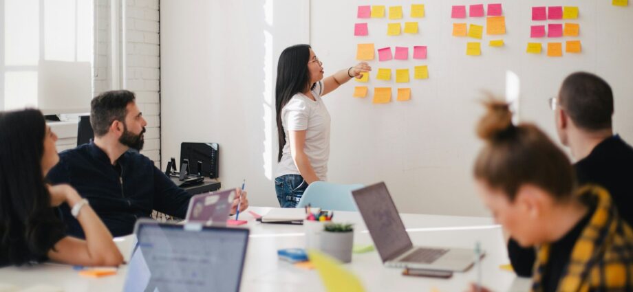 Empreendedor planejando metas comerciais e estratégias de negócio
