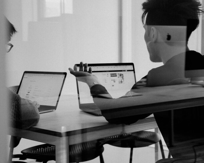 Equipe criativa desenvolvendo identidade e posicionamento de marca