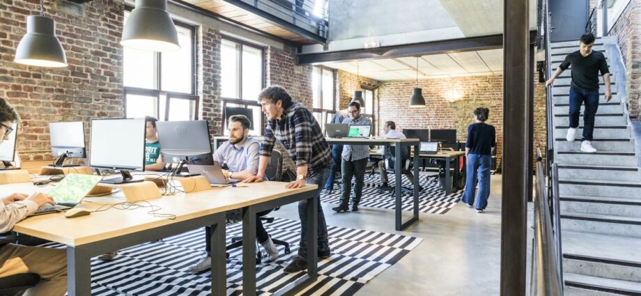 Tela com ferramentas digitais, softwares e dashboards para empresas