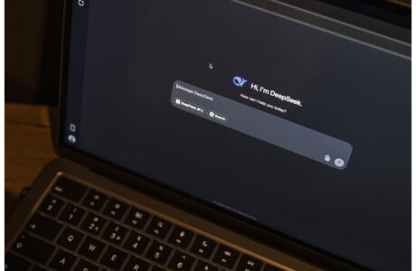 Equipe trabalhando com Inteligência Artificial na gestão de projetos