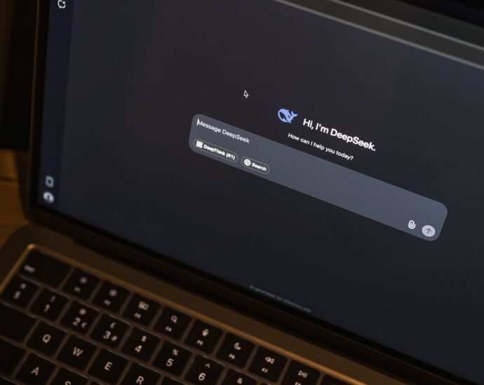 Equipe trabalhando com Inteligência Artificial na gestão de projetos