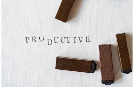 Pessoas trabalhando em equipe para maximizar a produtividade