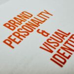 Reunião de marketing com foco em narrativa de marca