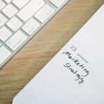 Pessoa desenvolvendo estratégia de marketing digital em um laptop