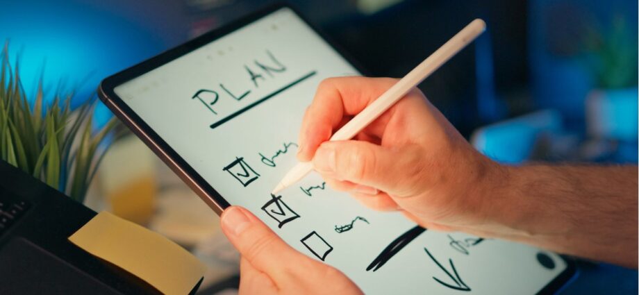 Pessoas trabalhando com planejamento e organização