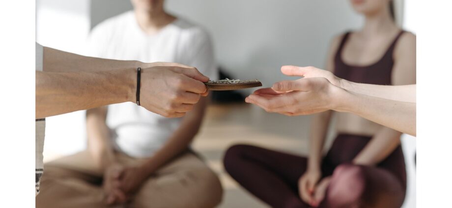 Praticante de mindfulness em ambiente de trabalho