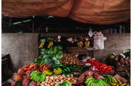 Loja local com clientes satisfeitos