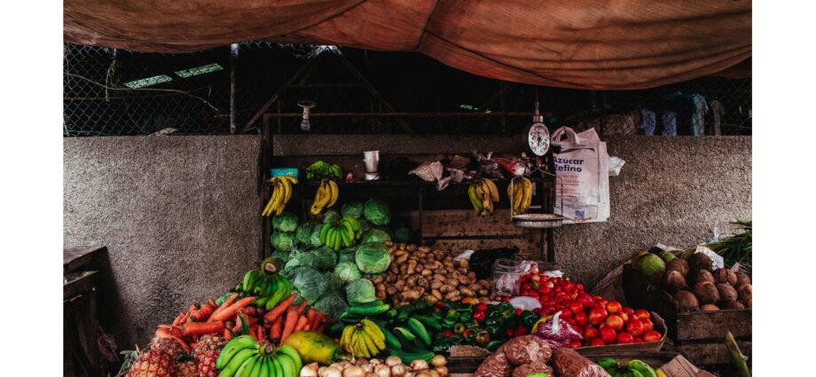 Loja local com clientes satisfeitos