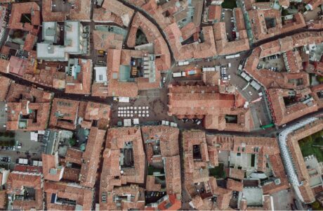 Imagem ilustrativa de geomarketing com mapas e gráficos