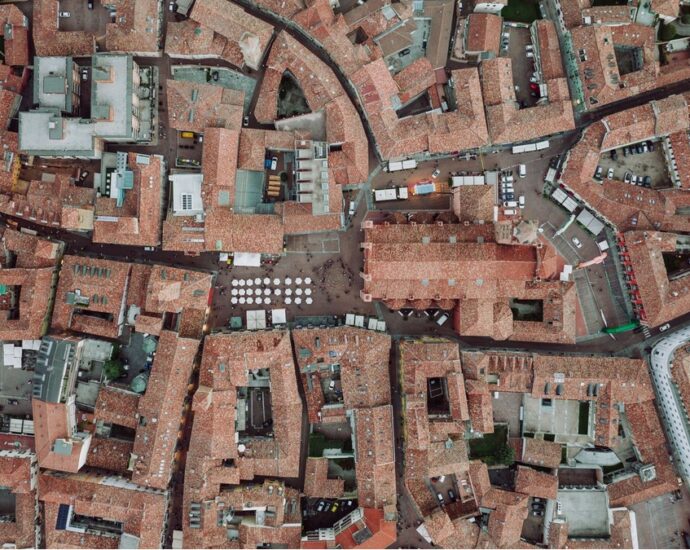 Imagem ilustrativa de geomarketing com mapas e gráficos