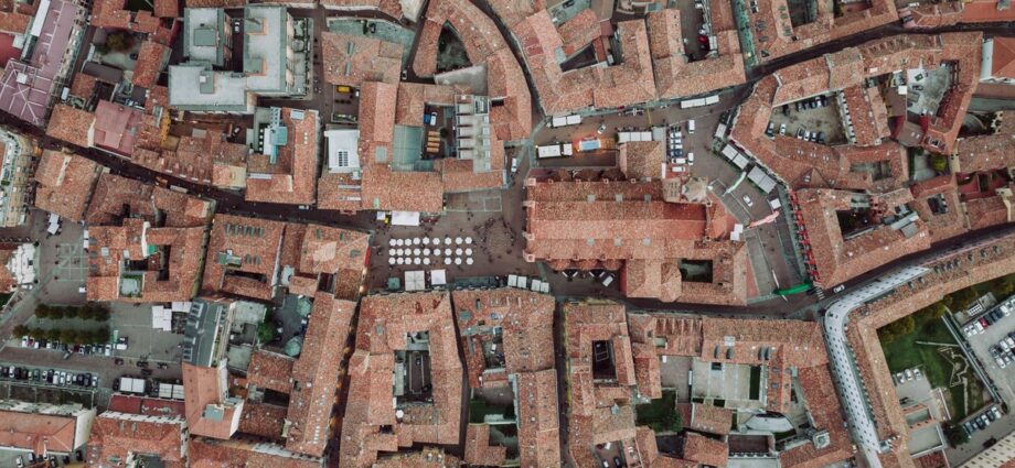Imagem ilustrativa de geomarketing com mapas e gráficos